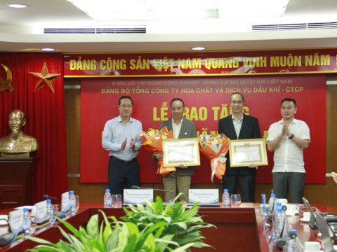 Đảng bộ PVChem trang trọng tổ chức Lễ trao tặng Huy hiệu 30 năm tuổi Đảng